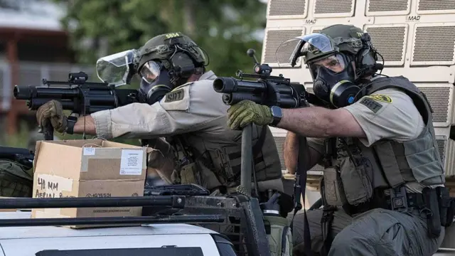 Полицейские с оружием в кузове пикапа