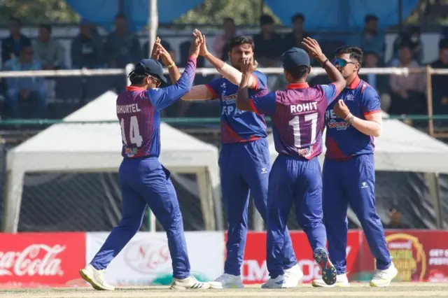 सिङ्गापुरको विकेट लिएपछि नेपाली क्रिकेट टोली