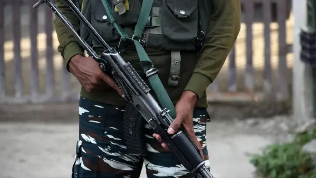 এক সেনা সদস্য অস্ত্র হাতে পাহারা দিচ্ছেন