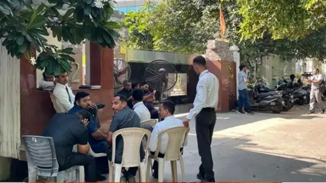 مینجمنٹ انسٹی چیوٹ کے دروازے پر گارڈز تعینات ہیں جو صحافیوں کو اندرجانے کی اجازت نہیں دے رہے ہیں