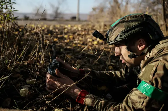 Украинский военнослужащий лежит