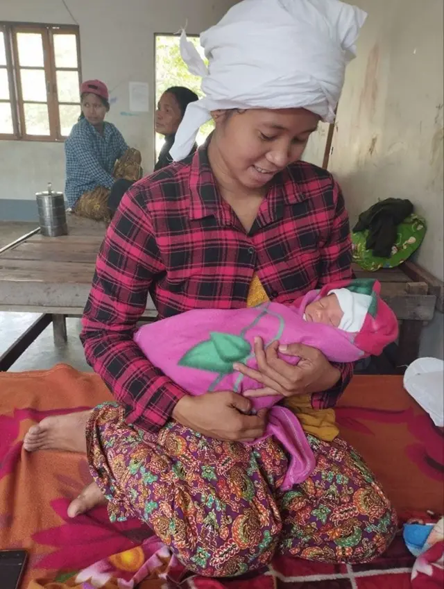 People's Healthcare Network(kalay) က စောင့်ရှောက်မွေးဖွားပေးထားတဲ့ စစ်ရှောင်မီးနေသည်တစ်ဦး