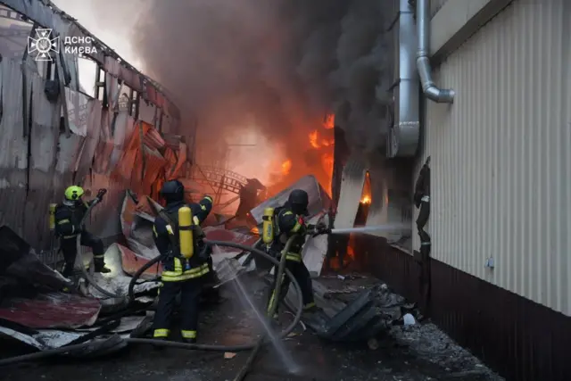 Пожежа у Києві внаслідок російського удару