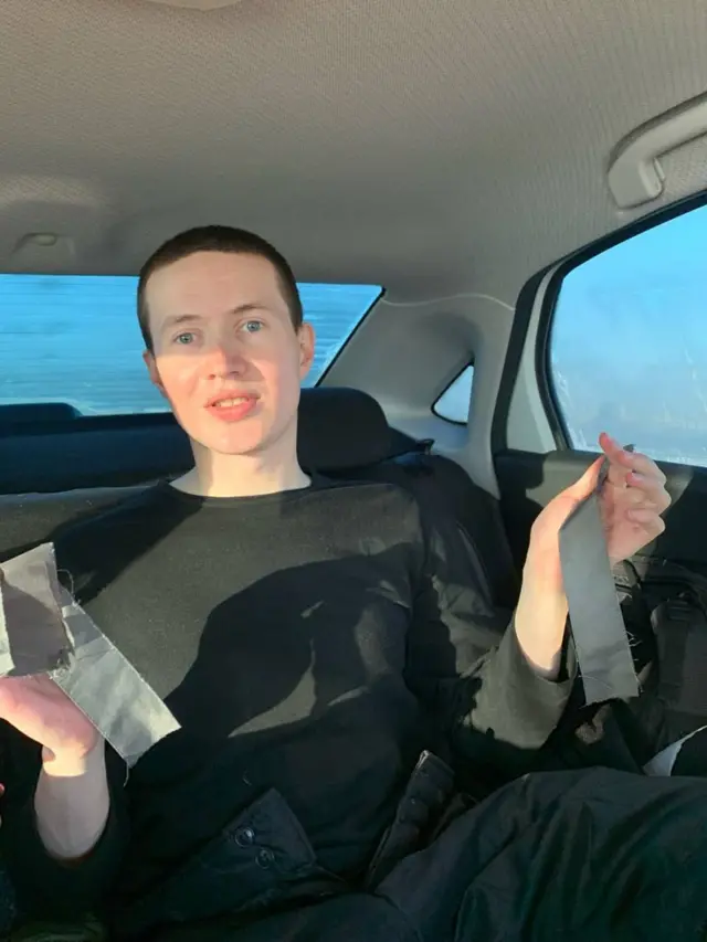 Филинков показывает зековские полоски, которые срезал со штанов, выйдя из колонии.