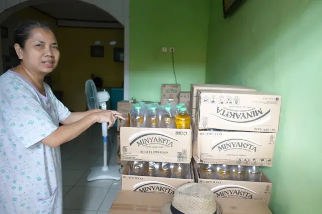 Heti, seorang pengusaha katering menunjukkan stok Minyakita yang dimilikinya, Matraman, Jakarta. Ia mengatakan membeli Minyakita di angka Ro18.000.