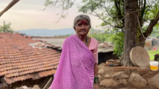 पावसाळ्यात आम्ही जीव मुठीत धरून राहत असल्याची भीती स्थानिकांनी व्यक्त केली
