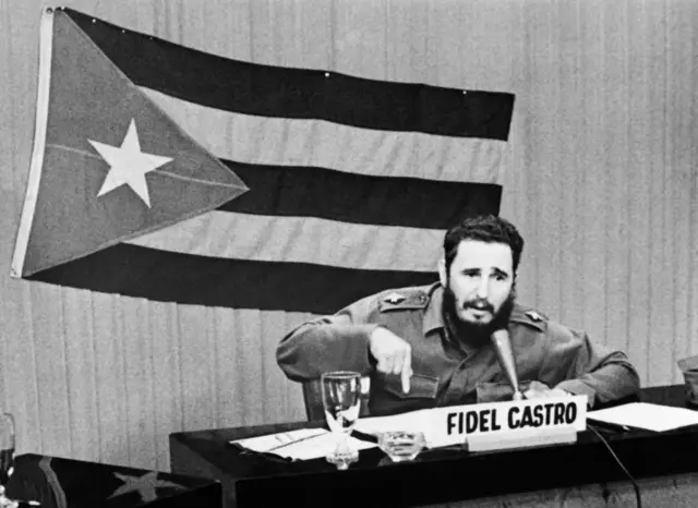 Siyah beyaz fotoğraf: Fidel Castro mikrofona konuşuyor