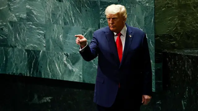 Trump elinin işaret parmağıyla birini gösteriyor. Fotoğrafta tek başına