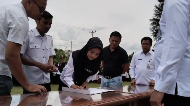 Perwakilan PPPK di Kota Pariaman, Sumbar yang dilantik hari ini disaksikan oleh sejumlah pejabat di daerah itu menandatangani berita acara pengangkatan di Pariaman.