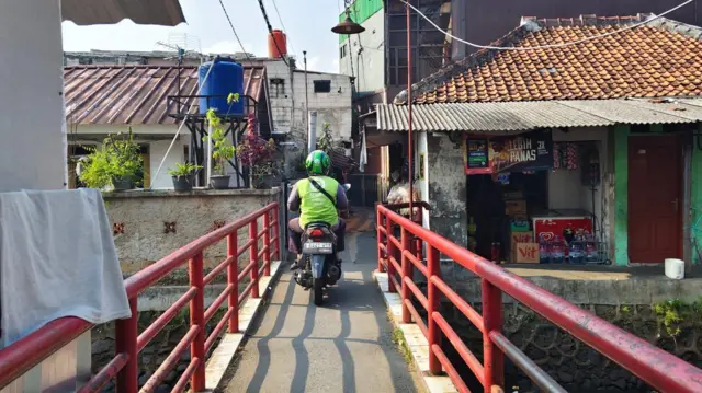 Lingkungan tempat tinggal DH dan ayahnya di daerah Jagakarsa, Jakarta Selatan. Ayah DH yang bekerja sebagai tukang ojek dan buruh harian mengaku marah atas apa yang terjadi pada sang putri.