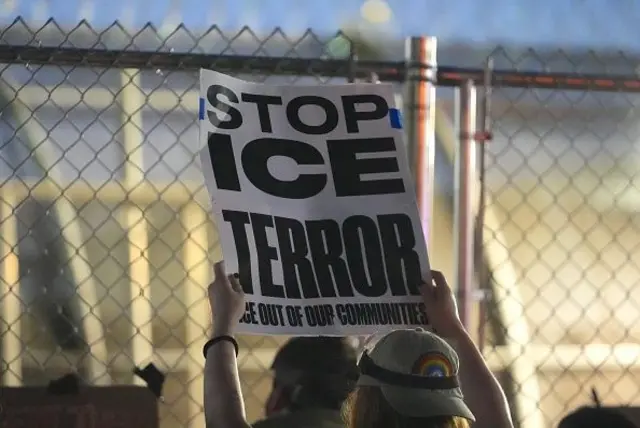 د ICE د کړنو پرضد لاریون او شعار