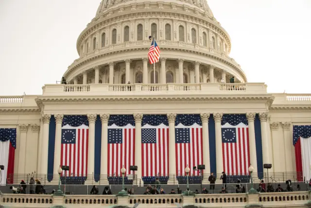 الأعلام الخمسة معلقة على مبنى الكابيتول عند تنصيب باراك أوباما رئيساً للولايات المتحدة في ولايته الثانية، في 21 يناير/كانون الثاني 2013