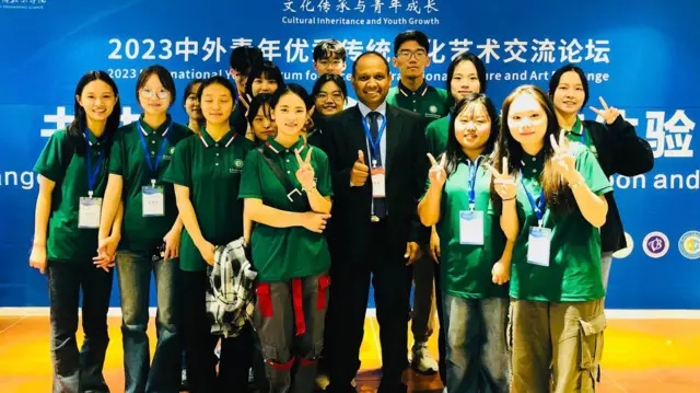 චීනයේ යුන්නාන් පළාත් රජයේ තොරතුරු කාර්යාලය සහ විදේශ රටවල් සමග මිත්‍රත්වය වර්ධනය කිරීම සඳහා යුන්නාන් පළාත් ජනතා සංගමය සමඅනුග්‍රහයෙන් පැවැත්වූ "Love Yunnan iYunnan" නමැති කෙටි වීඩියෝ සහ රචනා තරගයෙන් විශිෂ්ටතා සම්මානයක් (Excellent award) ද ඔහුට හිමි විය. 