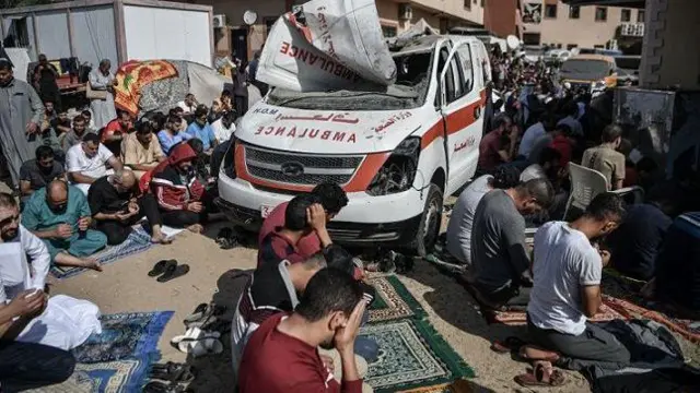 Warga Palestina melaksanakan salat Jumat saat serangan Israel berlanjut pada hari ke-35 di halaman Rumah Sakit Nasser di Khan Yunis, Gaza pada 10 November 2023.