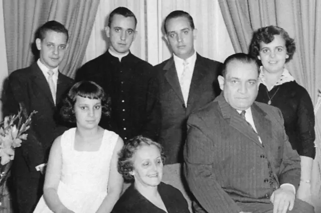 De izquierda a derecha, de pie, hermano Alberto Horacio, Jorge Mario Bergoglio, Oscar Adrián y hermana Marta Regina, sentados, hermana María Elena, madre Regina y padre Mario José Francisco.