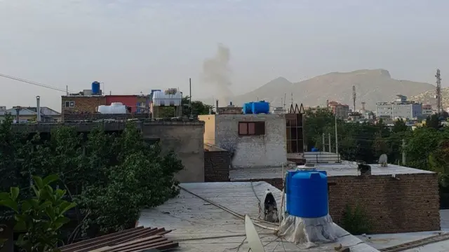 Khói bốc lên từ ngôi nhà nơi Zawahiri được cho là đã bị giết