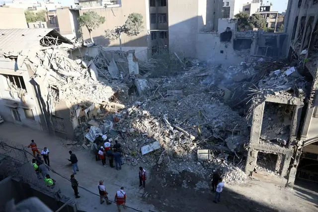 Enkaz alanındaki ilkyardım görevlileri