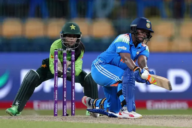 தீப்தி சர்மா 25 ரன்களில் ஆட்டமிழந்தார்.