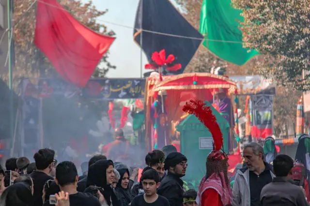 في طهران، يشارك شيعة في مراسم عاشوراء التي تجمع بين العزاء والمواكب والطقوس الجماعية، في استعادة سنوية لقصة كربلاء وما ترمز إليه من حزن وتضحية.