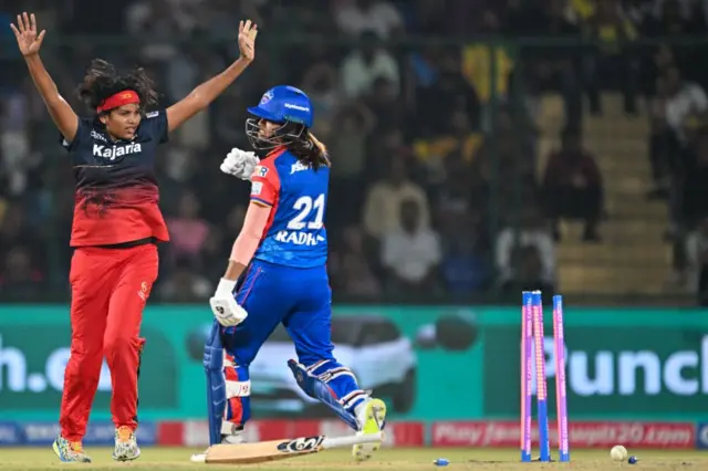 राधा यादव का विकेट लेने का जश्न मनाता आशा शोभना