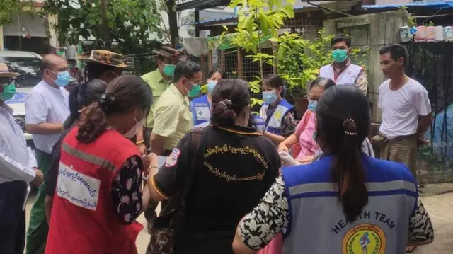 ကာလဝမ်းရောဂါဖြစ်တဲ့နေရာကို ကွင်းဆင်းနေကြသူတွေ