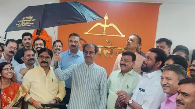 रवींद्र वायकर आणि उद्धव ठाकरे