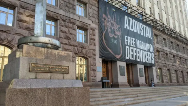 Áp phích ở Kyiv kêu gọi thả những chiến binh Azov bị Nga bắt khi bảo vệ Mariupol. 