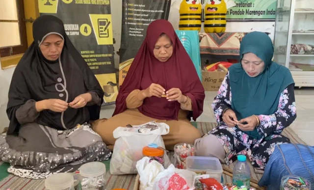 Barang daur ulang yang dihasilkan bank sampah Mawar cukup beragam. Sampah plastik yang berasal dari makanan ringan biasanya diolah menjadi dompet, tas belanja dan tempat tisu.