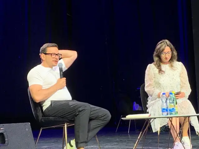 Ilja Jašin i devojka koja je vodila razgovor