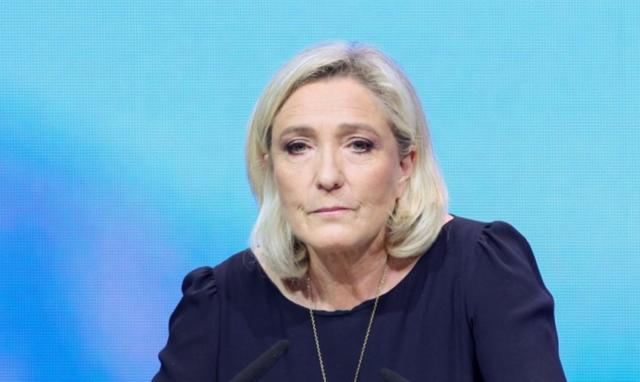 Le Pen’in kürsüde fotoğrafı