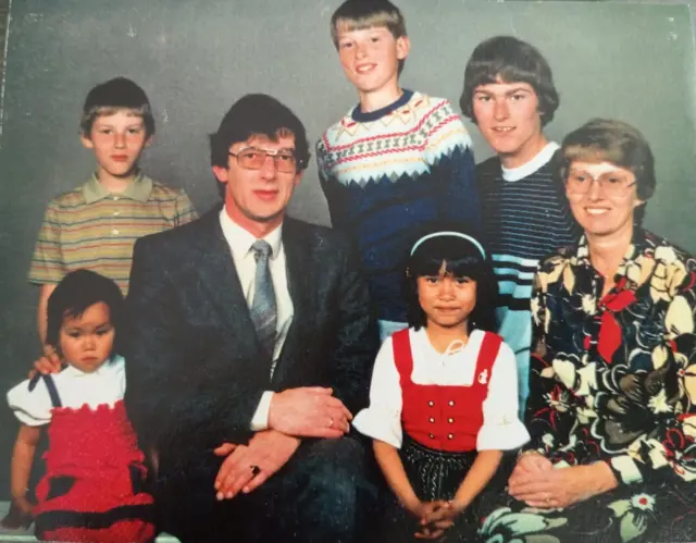 Ana dan keluarga angkatnya di Belanda.