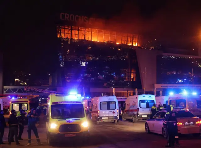 လူနာတင်ယာဉ်တွေ ချက်ချင်းစေလွှတ်ခဲ့ပြီး အချိန်နည်းနည်းကြာတဲ့အထိ အပြင်ဘက်မှာ စောင့်နေကြရပါတယ်။