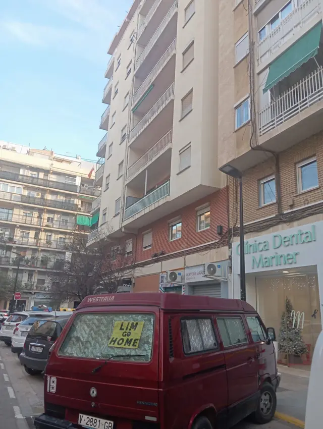 A van estacionada em frente ao prédio do imóvel de José Ignacio Ponce