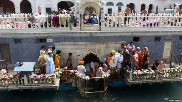 ਹਸਨ ਅਬਦਾਲ ਰੇਲਵੇ ਸਟੇਸ਼ਨ ਤੋਂ ਕਰੀਬ ਇੱਕ ਕਿਲੋਮੀਟਰ ਦੂਰੀ ਉੱਪਰ ਹੀ ਪੰਜਾ ਸਾਹਿਬ ਗੁਰਦੁਆਰਾ ਸਥਿਤ ਹੈ