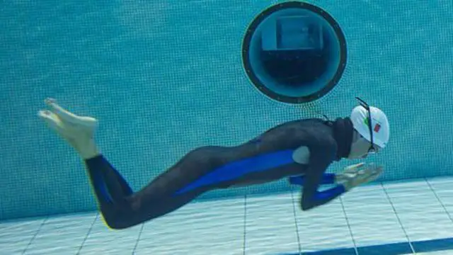 Алесія Цеккіні під час занурення у басейні