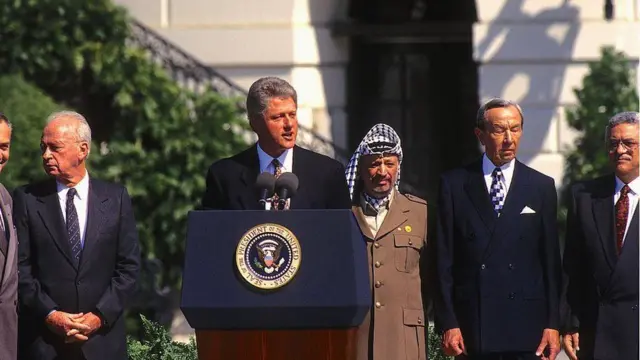 1993: O primeiro-ministro israelense Yitzhak Rabin e o líder da OLP Yasser Arafat flanquearam o presidente dos EUA, Bill Clinton; Mahmoud Abbas (à direita)