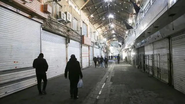 Pemilik toko menutup bisnis mereka selama protes terhadap kenaikan harga dan ketidakstabilan pasar yang didorong oleh kenaikan nilai tukar mata uang asing yang cepat, dengan perdagangan dolar AS di sekitar 140.000 toman, di Teheran, Iran, pada 31 Desember 2025. 