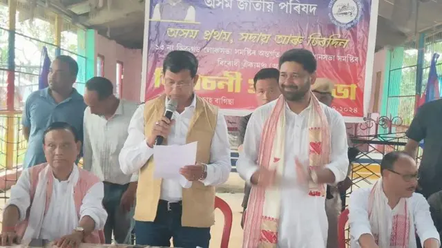 लुरिनज्योति गोगोई (दाहिनी तरफ़ खड़े)