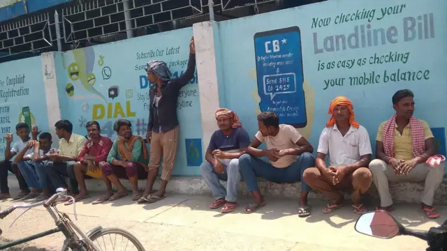 गर्मीमा यात्रु कुर्दै रिक्साचालक