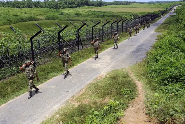 ত্রিপুরা সীমান্তে কাঁটাতারের বেড়া ঘেঁষে তৈরি ‘বর্ডার রোড’ ধরে টহল দিচ্ছে বিএসএফ