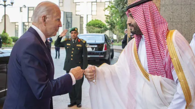 Biden com o príncipe saudita Bin Salman