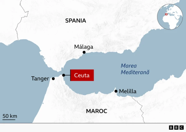 Hartă a Mediteranei de Vest care prezintă sudul Spaniei și nordul Marocului. Locațiile marcate includ Málaga, pe coasta de sud a Spaniei, și exclavele spaniole Ceuta, lângă Strâmtoarea Gibraltar, și Melilla, pe coasta nord-africană. Ceuta este evidențiată cu o etichetă roșie pentru a indica poziția sa ca exclavă spaniolă în Maroc. Tanger, la vest de Ceuta, este, de asemenea, etichetat. O hartă inserată a Europei și a Africii arată locația zonei în sud-vestul Mediteranei.