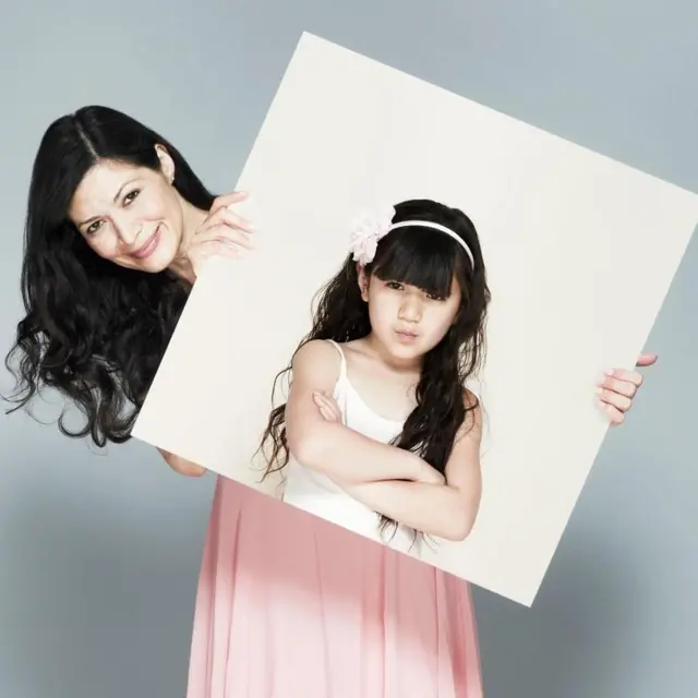 Femme avec une photo de son enfance