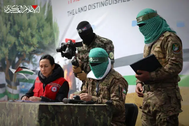 مسؤولة بالصليب الأحمر توقع على استلام الرهائن من عناصر ملثمة من حماس