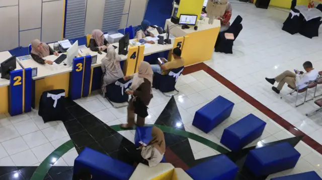 Petugas melayani konsultasi wajib pajak di Direktorat Jenderal Pajak (DJP) Kantor Pelayanan Pajak (KPP) Pratama Meulaboh, Aceh Barat, Aceh, Jumat (9/1/2026).