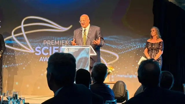 චරිත පට්ටිආරච්චි සම්මාන උළෙල අමතමින්