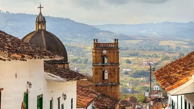 Vista de torre de igreja e telhados da cidade de Barichara, na Colômbia