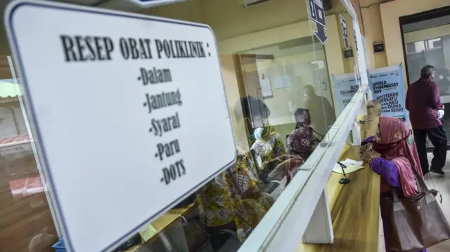 Pasien yang juga peserta BPJS Kesehatan menunggu resep obat di RSUD Kabupaten Ciamis, Jawa Barat, Kamis (9/2/2023). 