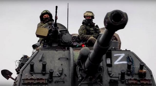 Dos soldados rusos en un tanque.