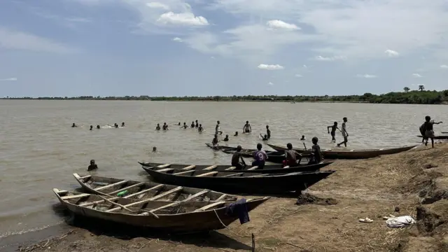 سودانيون يقضون وقتاً للترويح عن أنفسهم بينما تستمر الحياة اليومية على ضفاف النيل الأزرق في سنار، السودان، في 6 يوليو/تموز 2023.